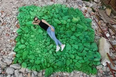 Ilgın Seymen, “Yeşil Alan”, 7x4m , Moloz üzeri yeşil boya, 2022